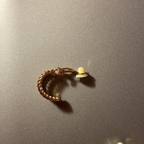 Little gold hoop clip-on earrings - Picture 3 of 5